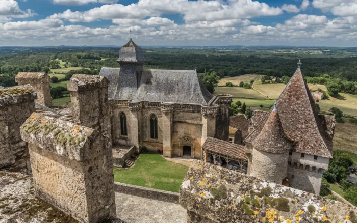 Le château de Biron : mille ans d&rsquo;histoire, quatorze bâtiments et un duc décapité