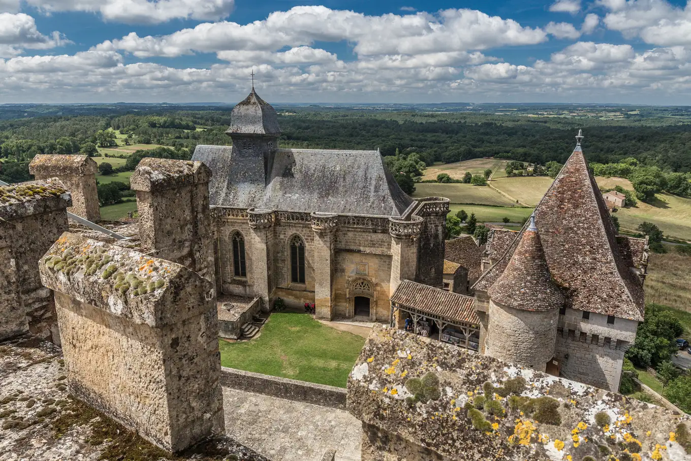 Le château de Biron : mille ans d&rsquo;histoire, quatorze bâtiments et un duc décapité