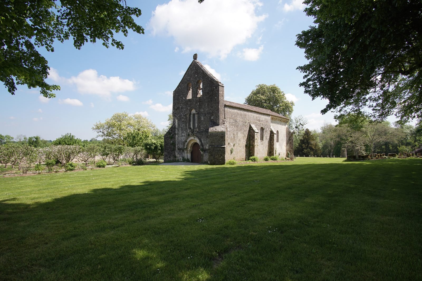 La chapelle romane du XIe siècle du château de Crazannes