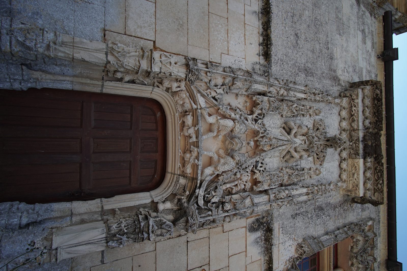 Détail des sculptures sur pierre de la façade nord du château de Crazannes