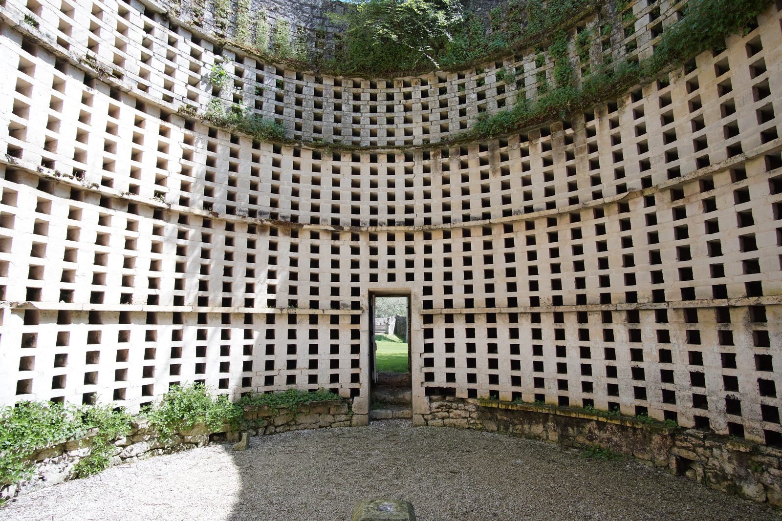 Intérieur du pigeonnier du château de Crazannes et ses boulins