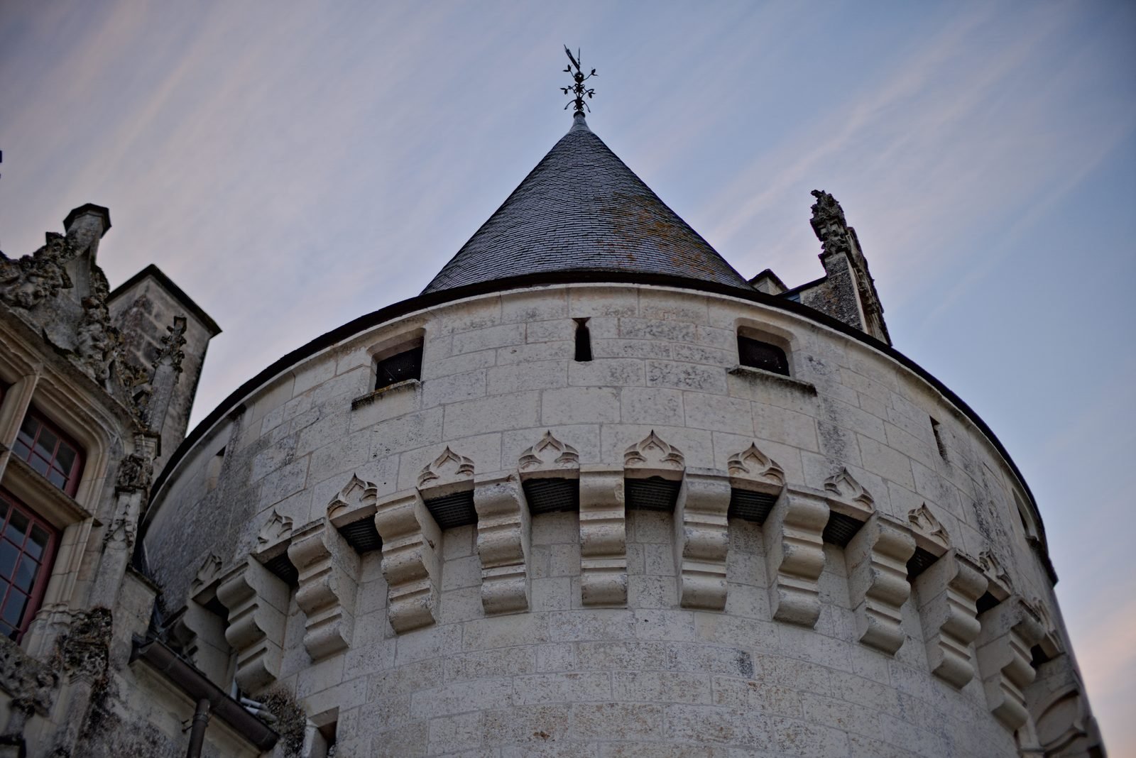 La grosse tour ronde crénelée du château de Crazannes