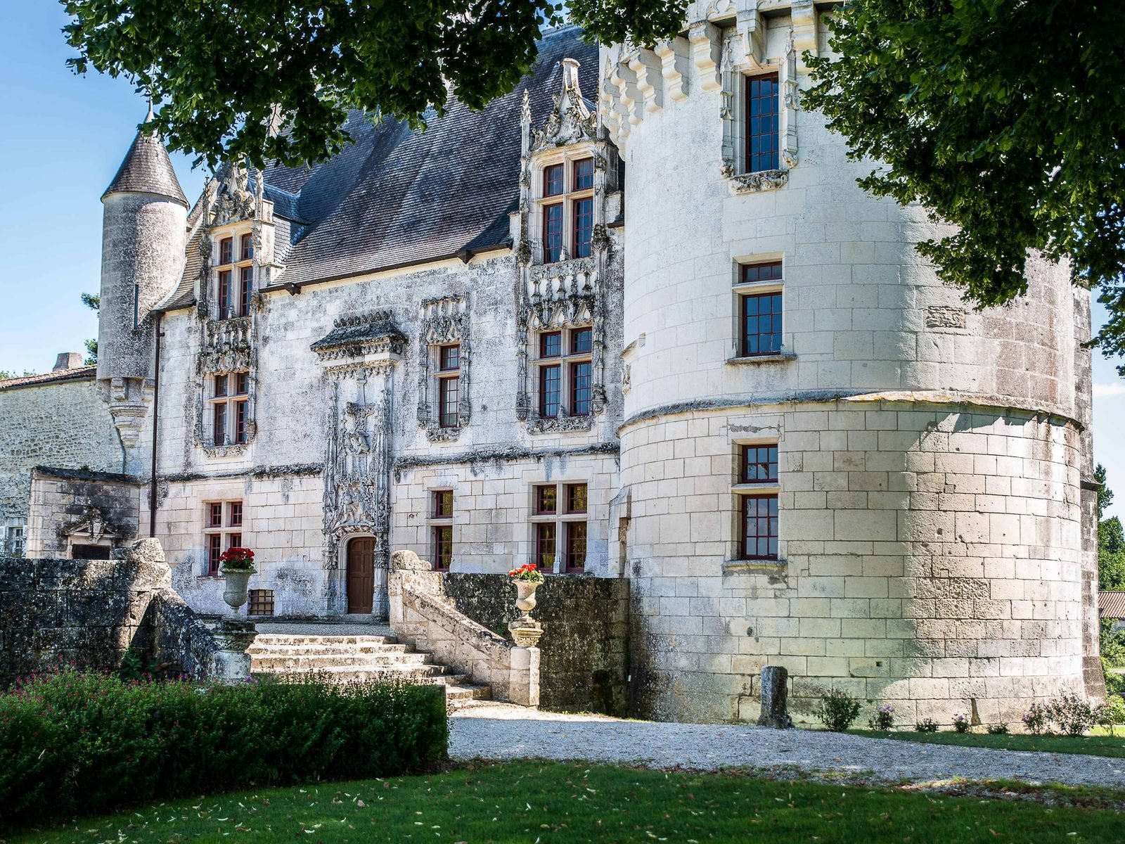 Vue générale du château de Crazannes en Charente-Maritime