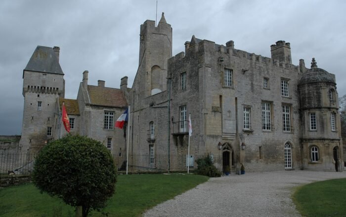 Château de Creully : neuf siècles d&rsquo;histoire et un studio de la BBC en 1944