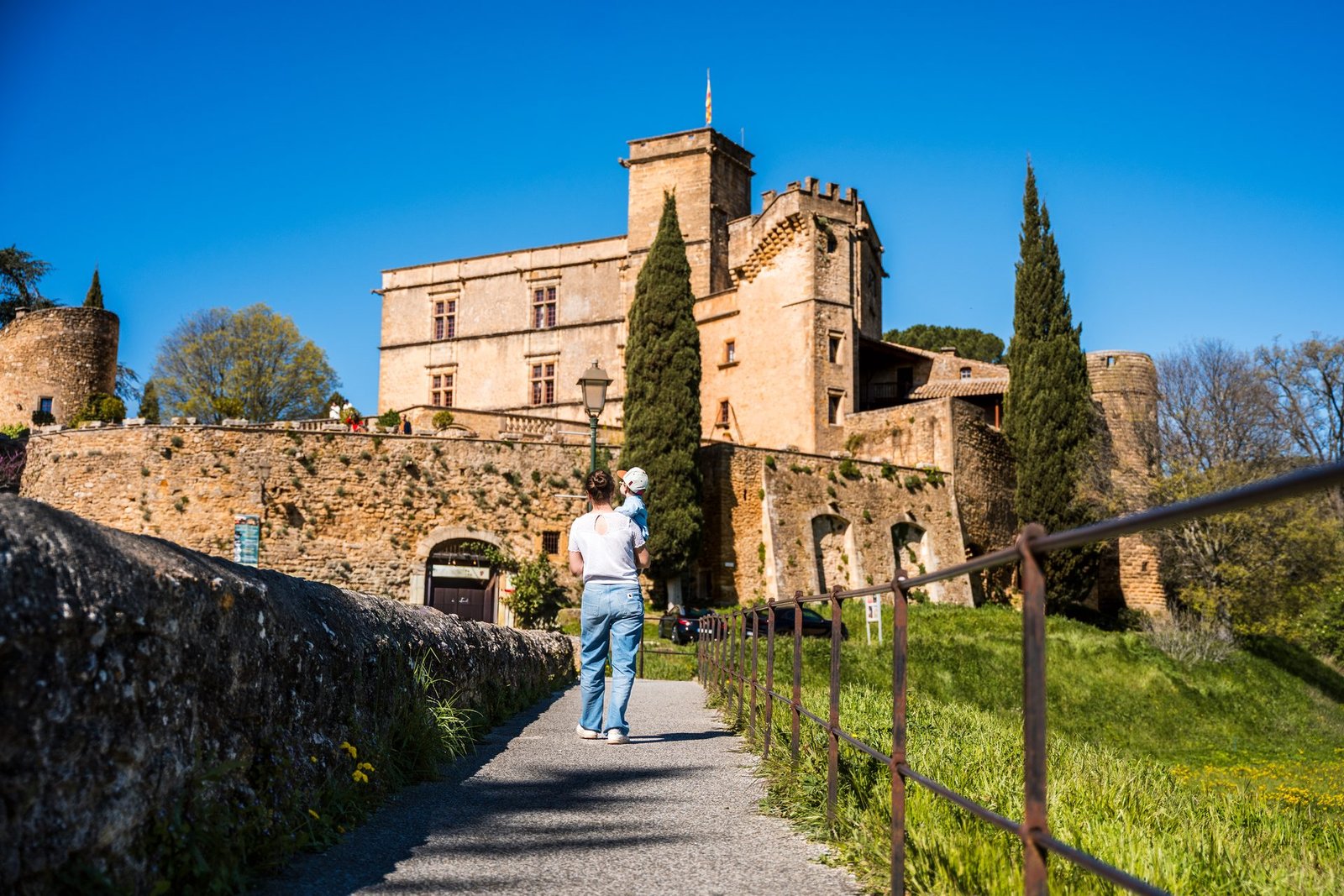 L'allée qui mène au château de Lourmarin