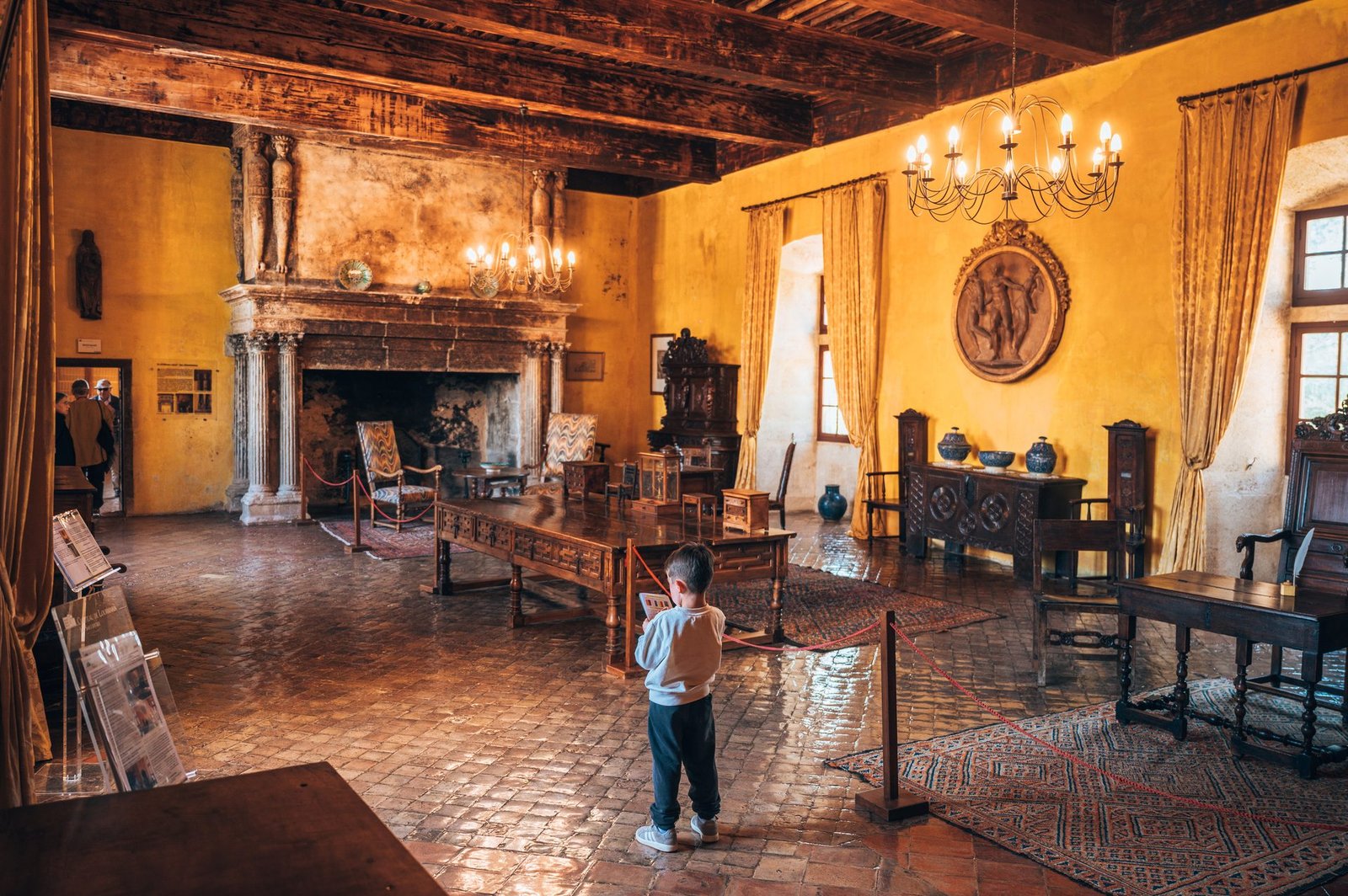 Salle meublée du château de Lourmarin avec sa grande cheminée