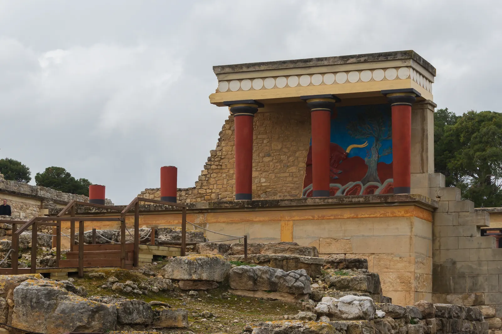 Le portique reconstitué de l'entrée nord du palais de Cnossos, colonnes rouges et fresque de taureau