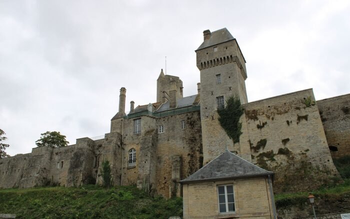 Que faire à Creully-sur-Seulles : le guide complet entre châteaux, jardins et mémoire du D-Day