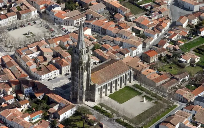 Église Saint-Pierre-de-Sales : le clocher de Marennes et son panorama