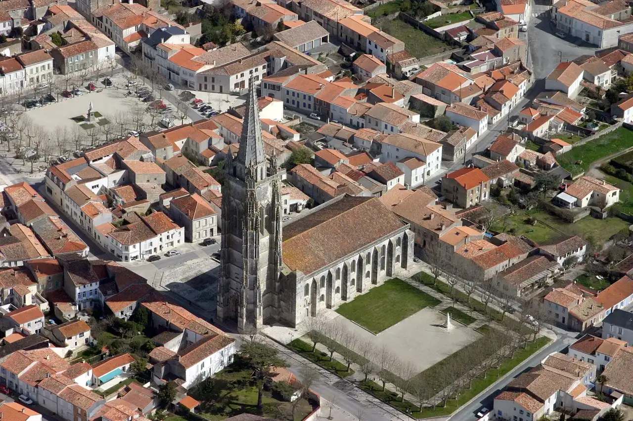 Église Saint-Pierre-de-Sales : le clocher de Marennes et son panorama