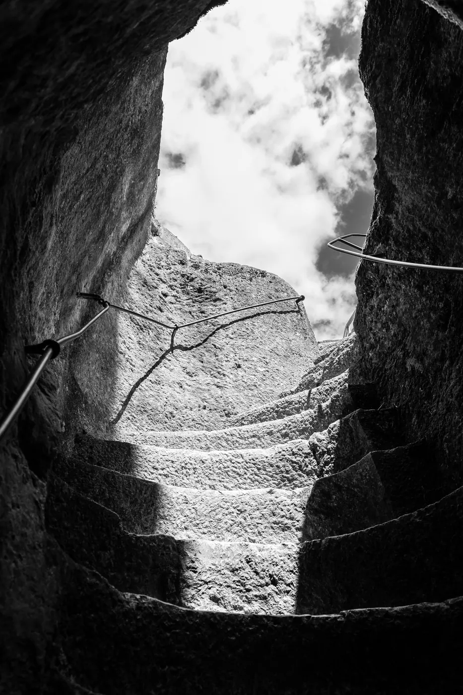 Escalier étroit taillé dans le rocher menant au château de Gavaudun