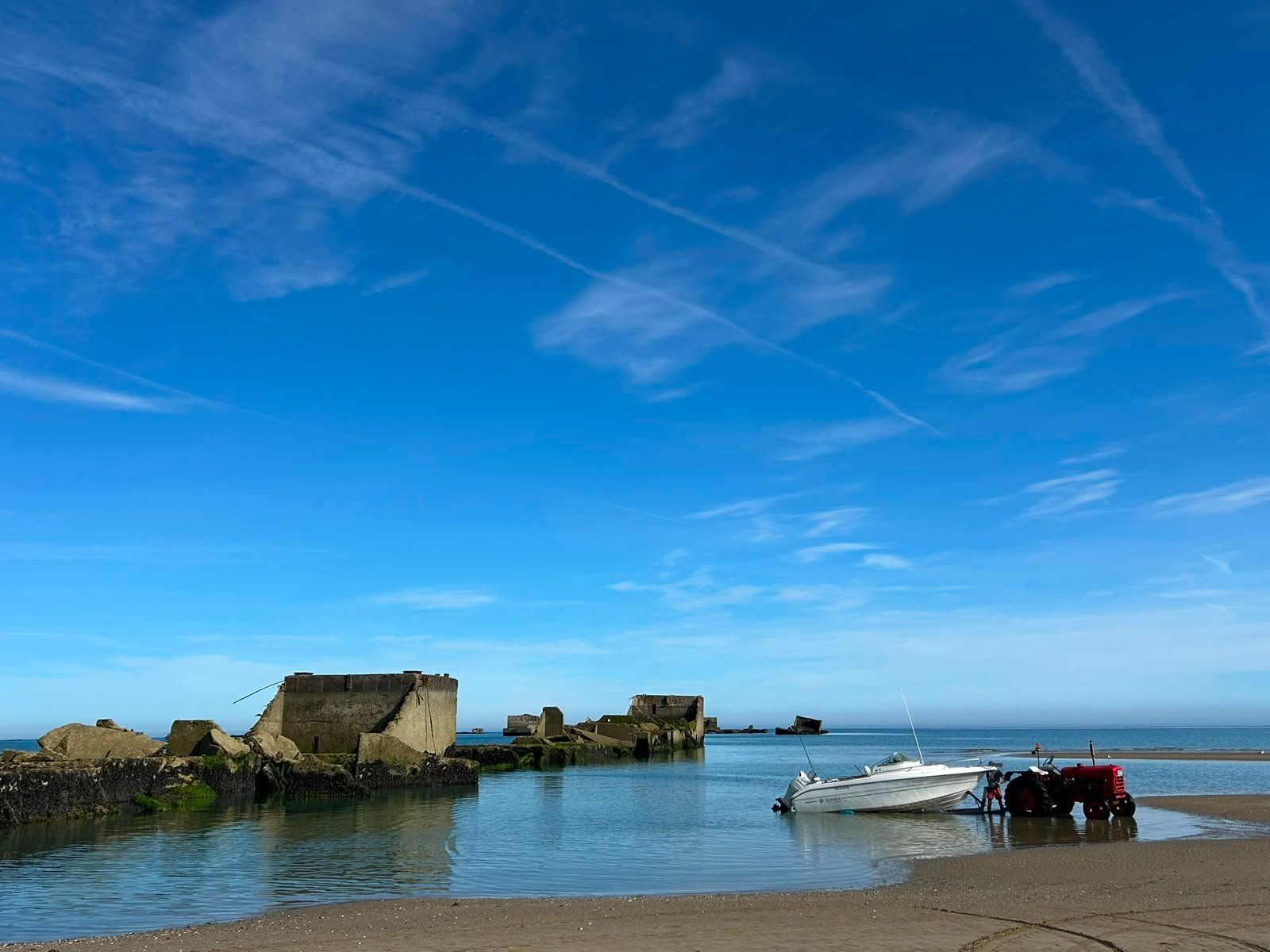 Vestiges du port artificiel devant la plage d’Asnelles