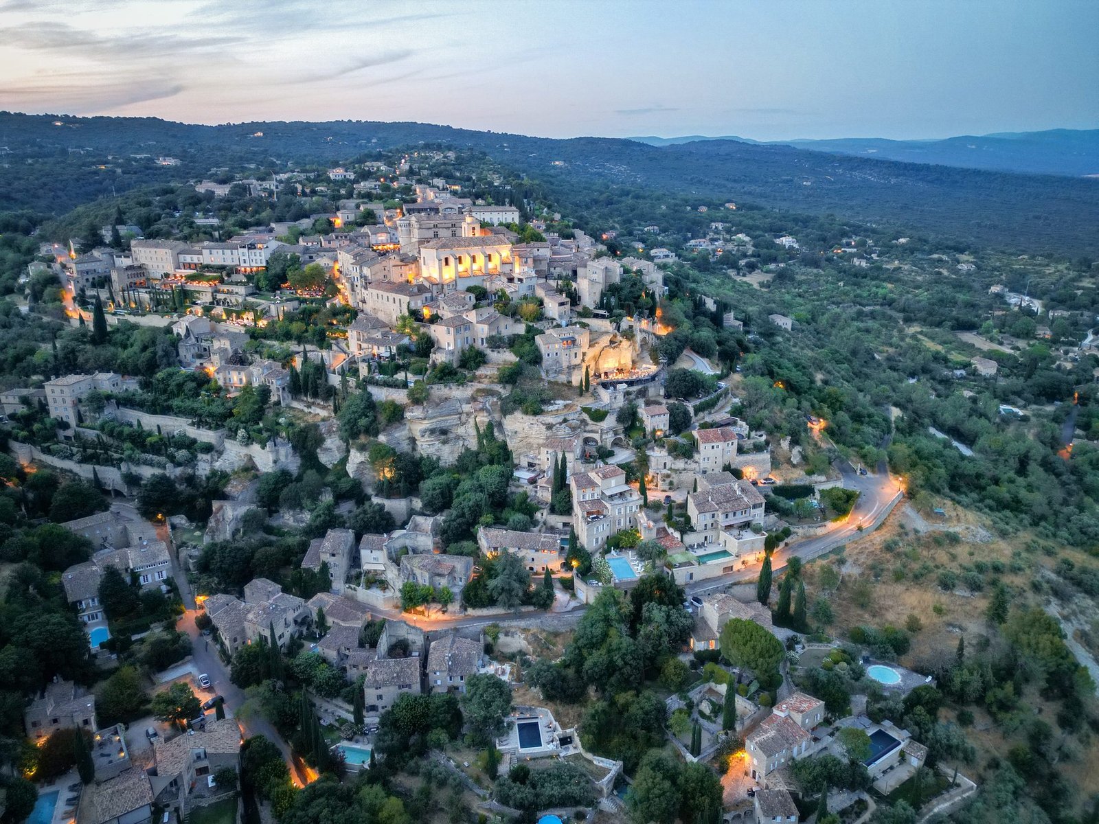 Gordes vu du ciel à la tombée du jour