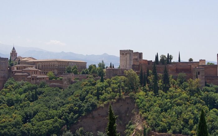 Que faire à Grenade : réserver l&rsquo;Alhambra sans se faire piéger, puis vivre la ville