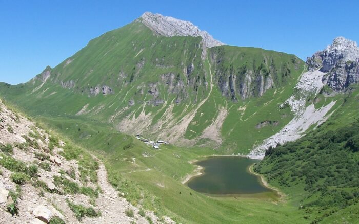 Randonnée au lac de Lessy et découverte de la vallée du Borne