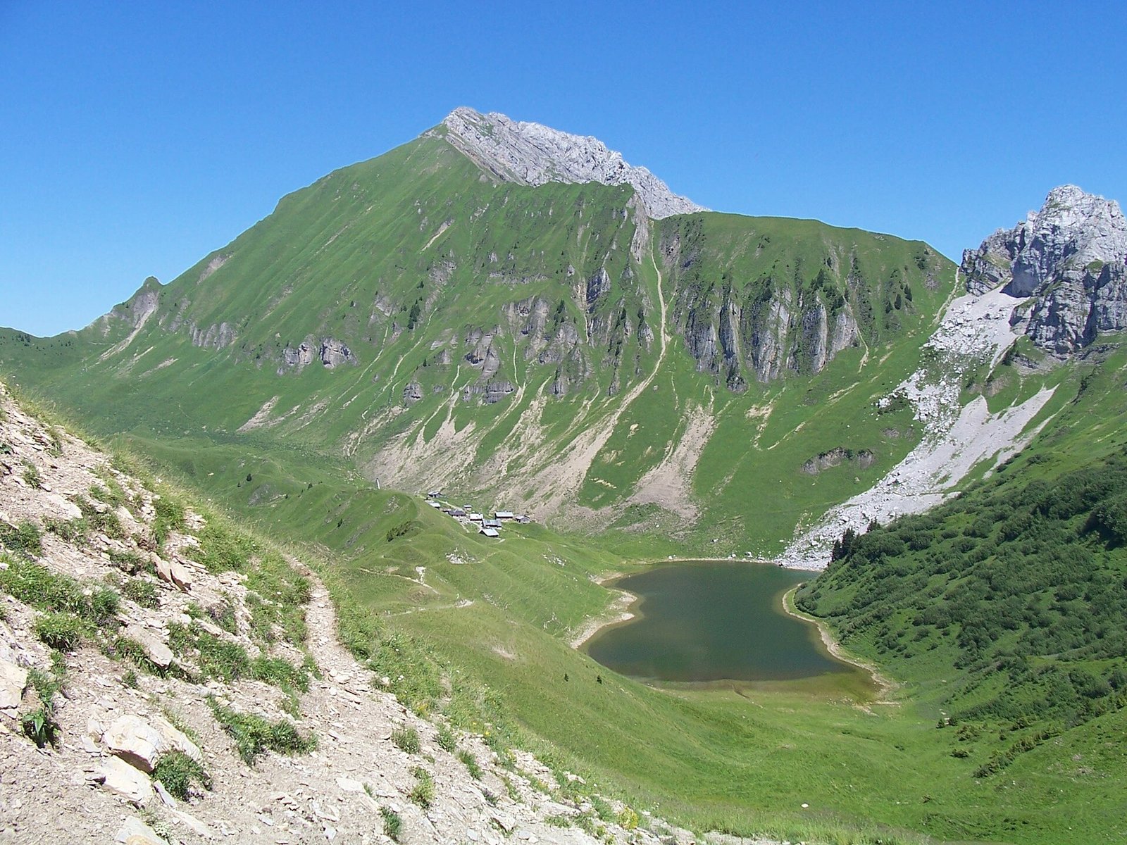Randonnée au lac de Lessy et découverte de la vallée du Borne