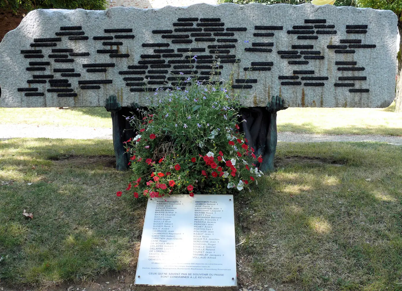 Monument départemental de la Déportation à Lacapelle-Biron, bloc de pierre gravé de noms