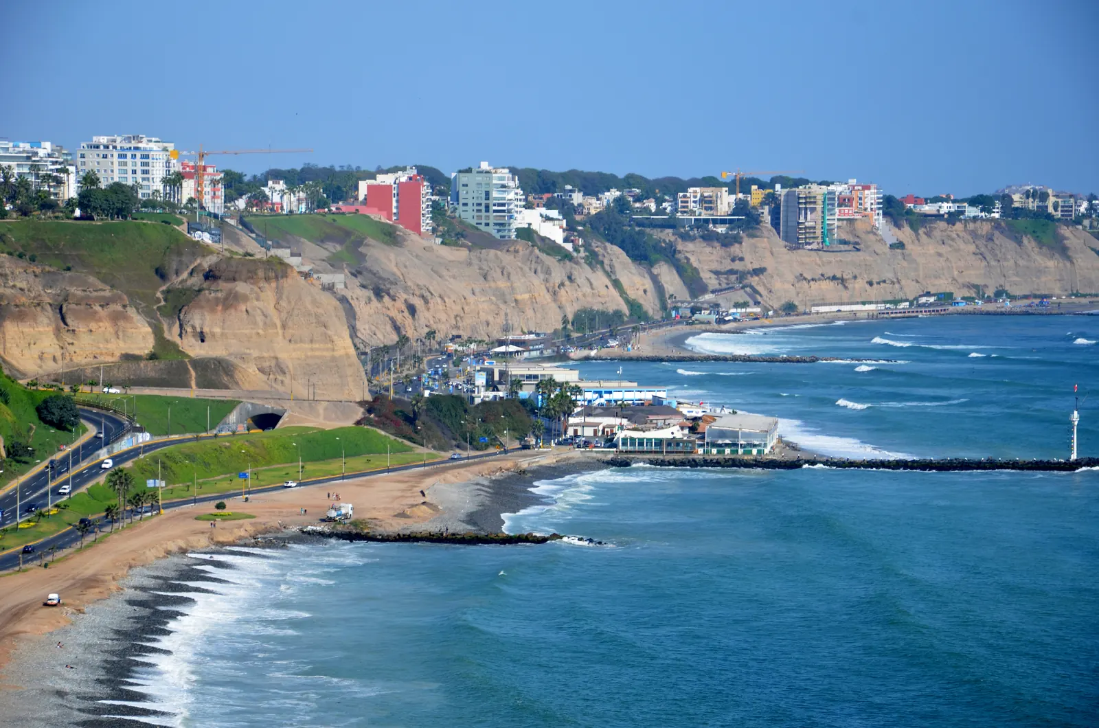 Les falaises de Barranco et Miraflores au-dessus de la Costa Verde et de l'océan Pacifique, à Lima