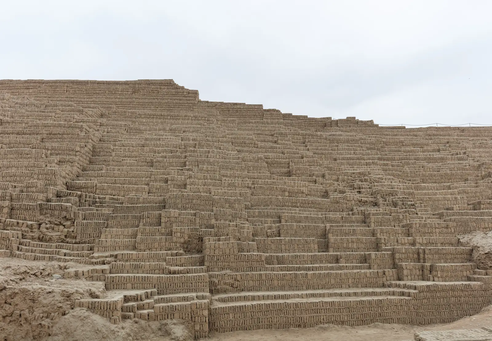 Les gradins de briques d'adobe de la pyramide Huaca Pucllana, dans le quartier de Miraflores à Lima