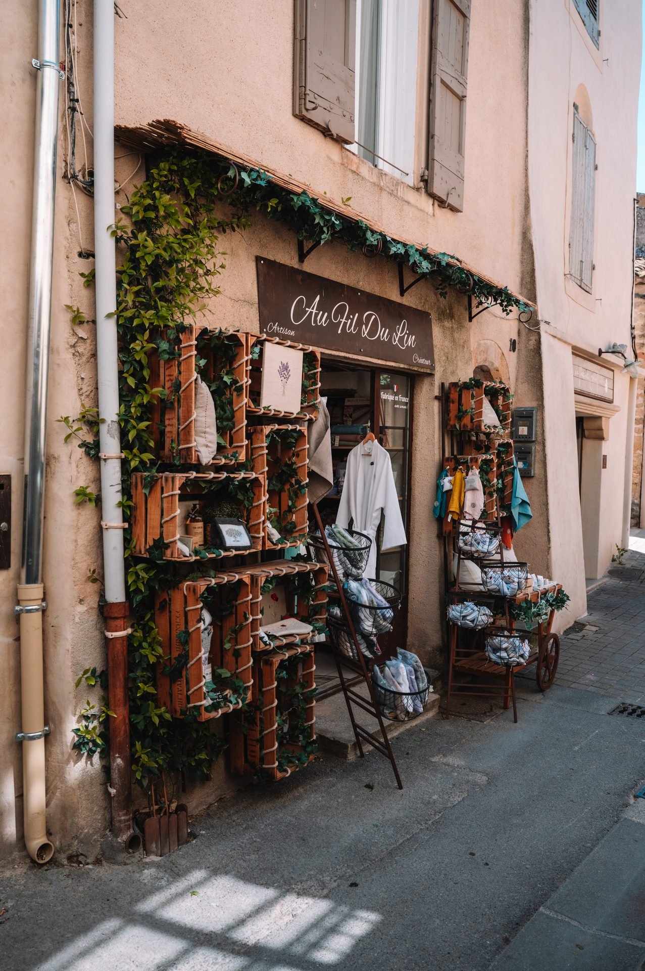 Une boutique dans une ruelle de Lourmarin