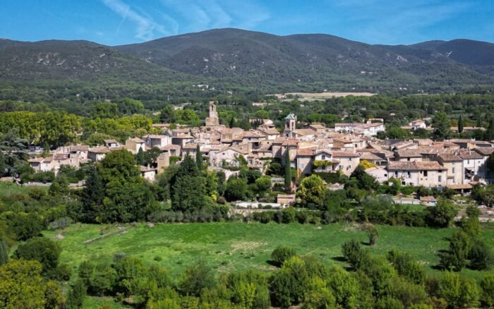 Visiter Lourmarin : le village du sud Luberon qui vit toute l&rsquo;année