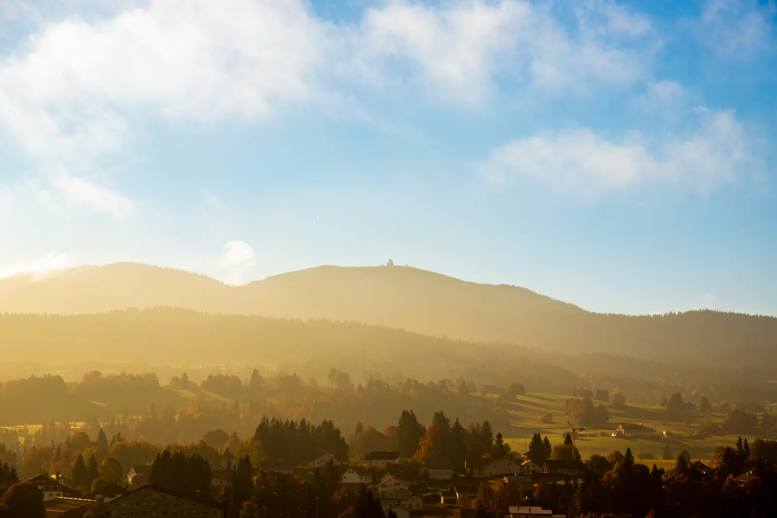 Lumière dorée du matin sur les crêtes du Haut-Jura