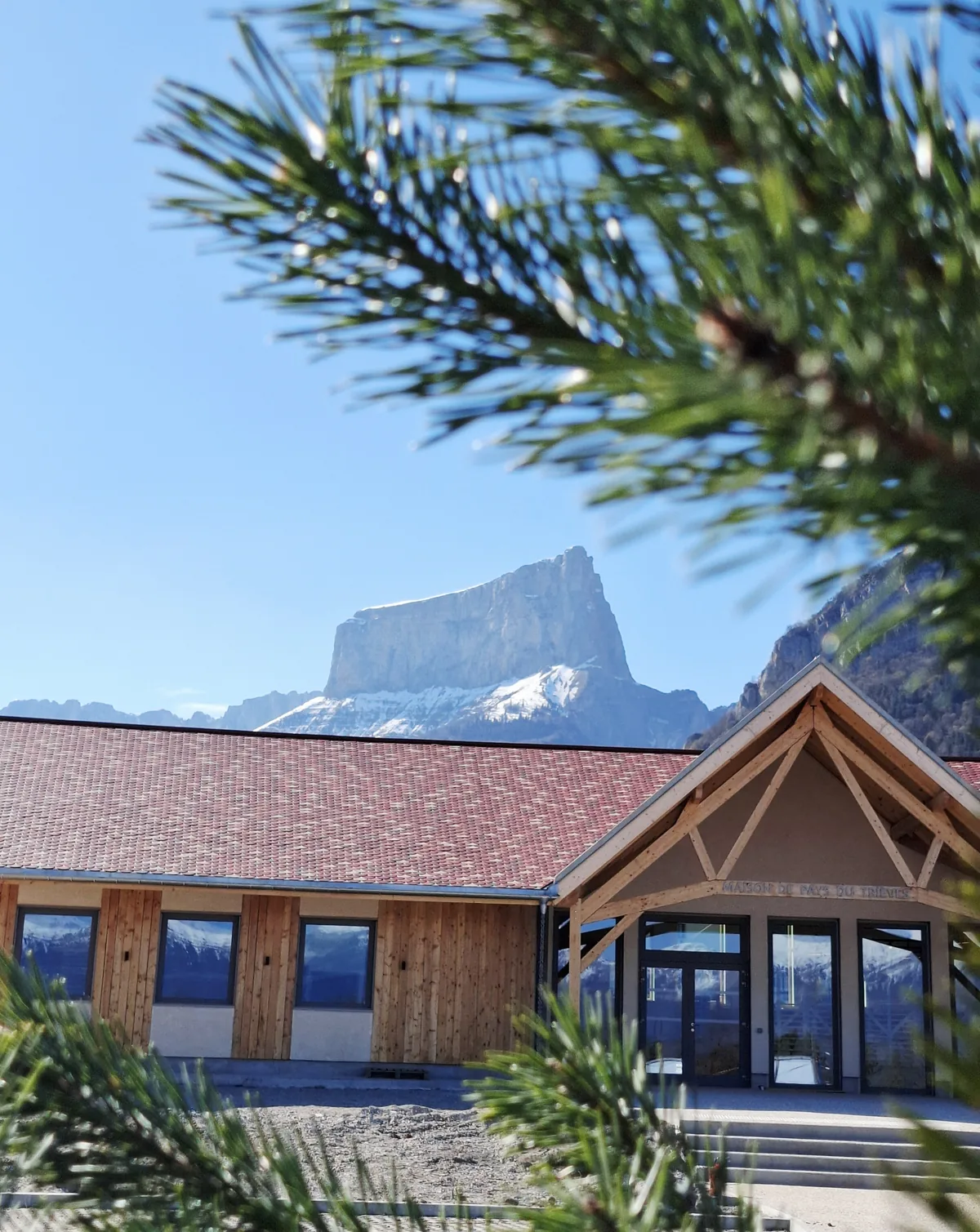 La Maison de Pays du Trièves à Clelles, avec le Mont Aiguille en arrière-plan