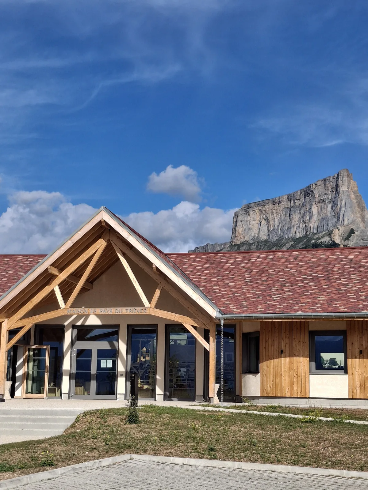 Le bâtiment de la Maison de Pays du Trièves à Clelles, face au Mont Aiguille