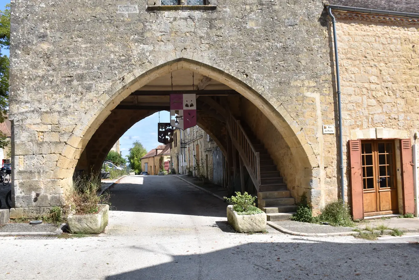 Porche en arc brisé dans une rue de la bastide de Molières