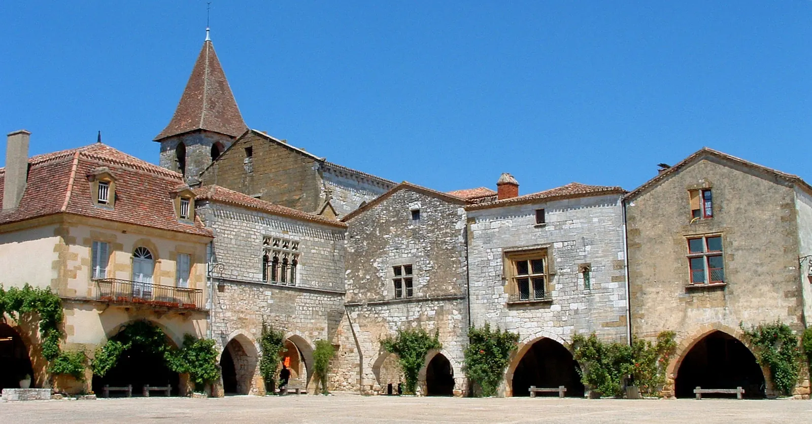 Monpazier : visiter la bastide modèle du Sud-Ouest, du marché du jeudi aux Festoyades