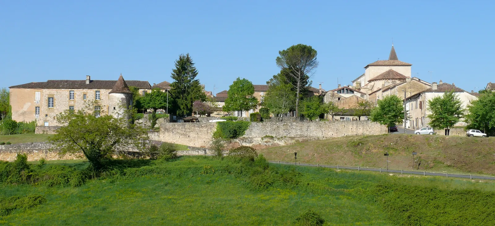 Tour subsistante du rempart est de Monpazier au-dessus d'une prairie