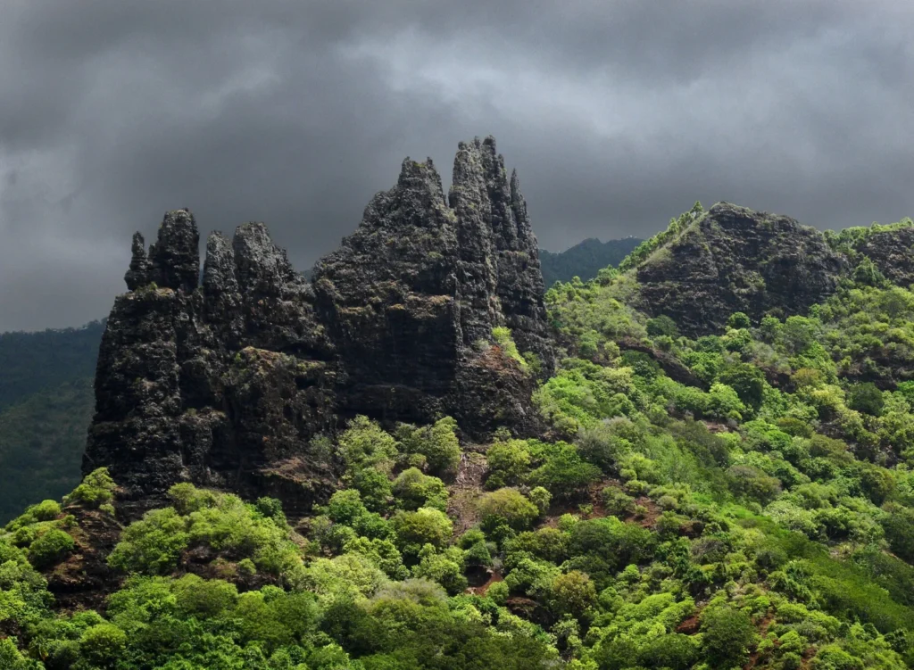 Pitons de basalte couverts de végétation tropicale au-dessus de la baie de Hatiheu, sur l'île de Nuku Hiva aux Marquises