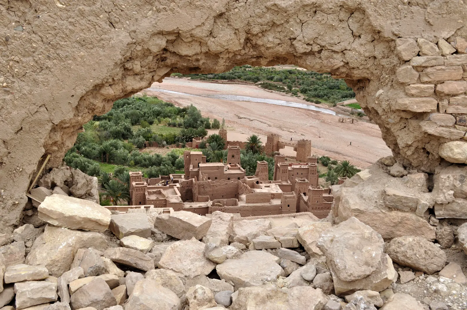 Que faire à Ouarzazate : Aït-Ben-Haddou, la route des kasbahs et le désert, depuis la « porte du désert »