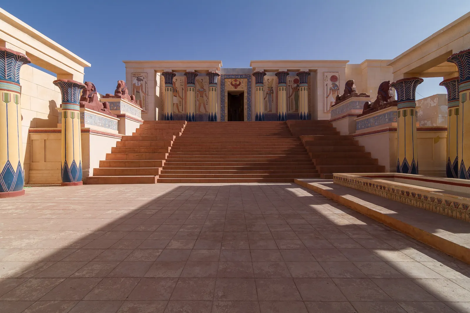Un décor de palais égyptien avec colonnes peintes et escalier aux Atlas Studios d'Ouarzazate