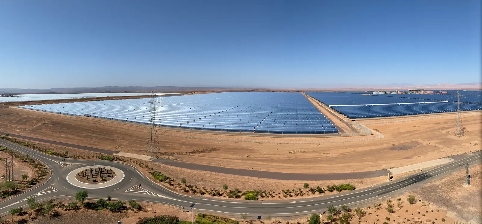 Les champs de miroirs de la centrale solaire Noor près d'Ouarzazate, étendus sur le plateau désertique