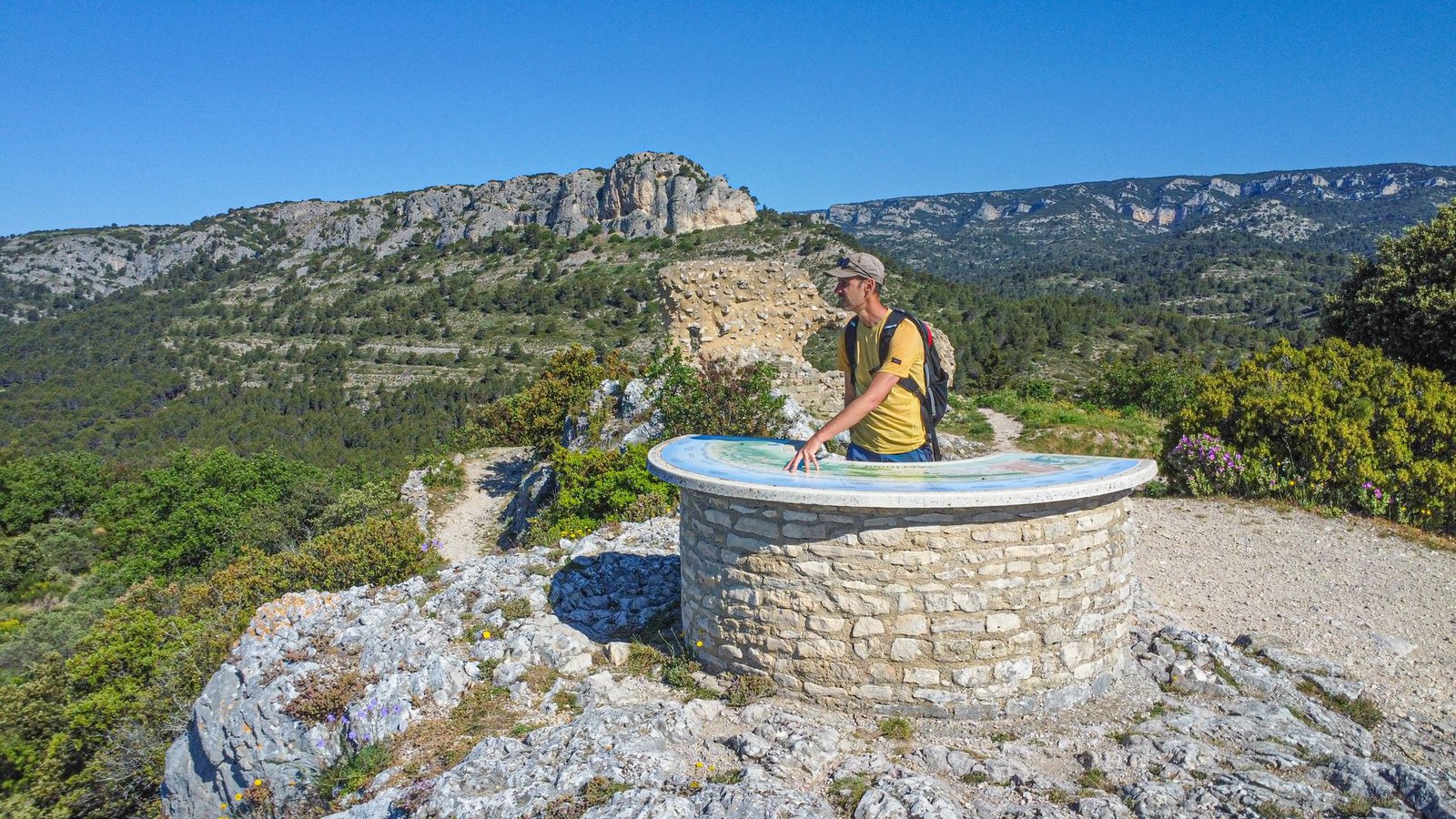 Une table d'orientation face aux falaises du Petit Luberon