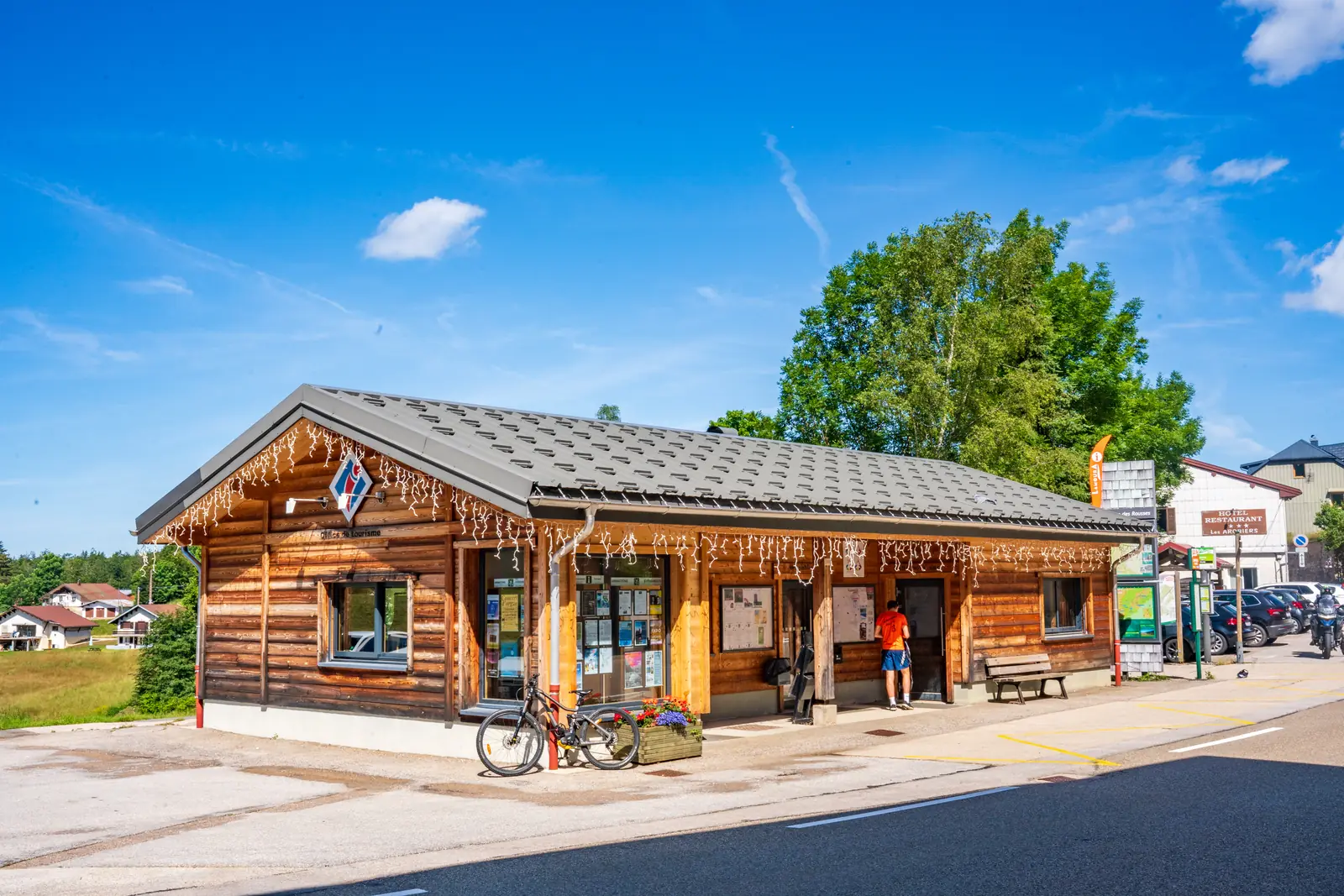 Le Point Infos de Lamoura, chalet en bois au centre du village, en été