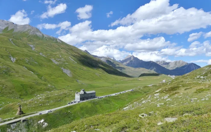 Col du Petit-Saint-Bernard : ouverture, hospice et jardin Chanousia
