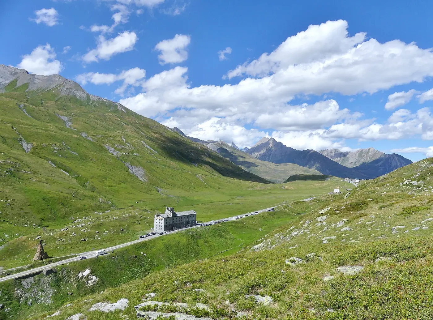 Col du Petit-Saint-Bernard : ouverture, hospice et jardin Chanousia