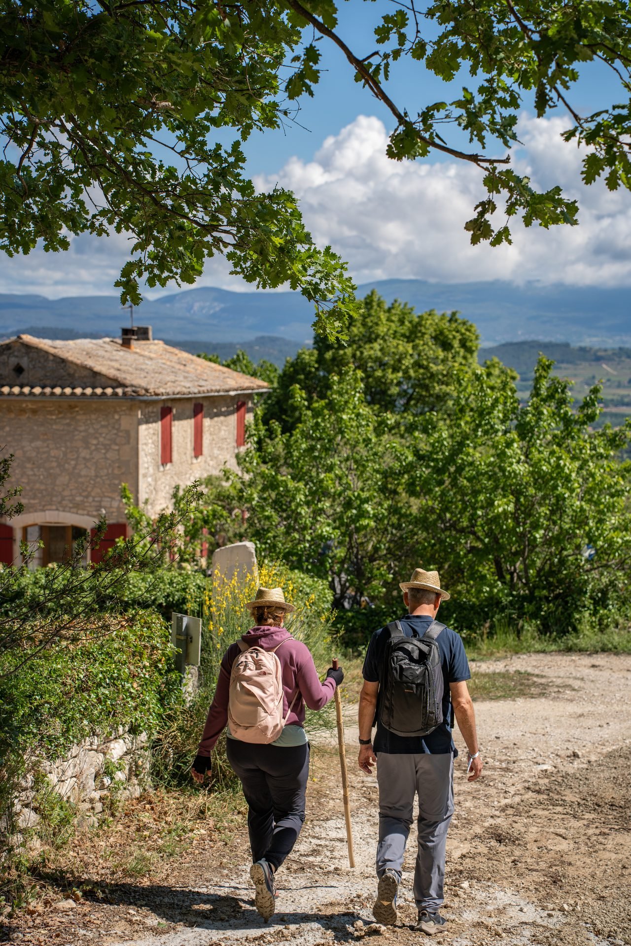 Deux randonneurs sur un chemin du Luberon