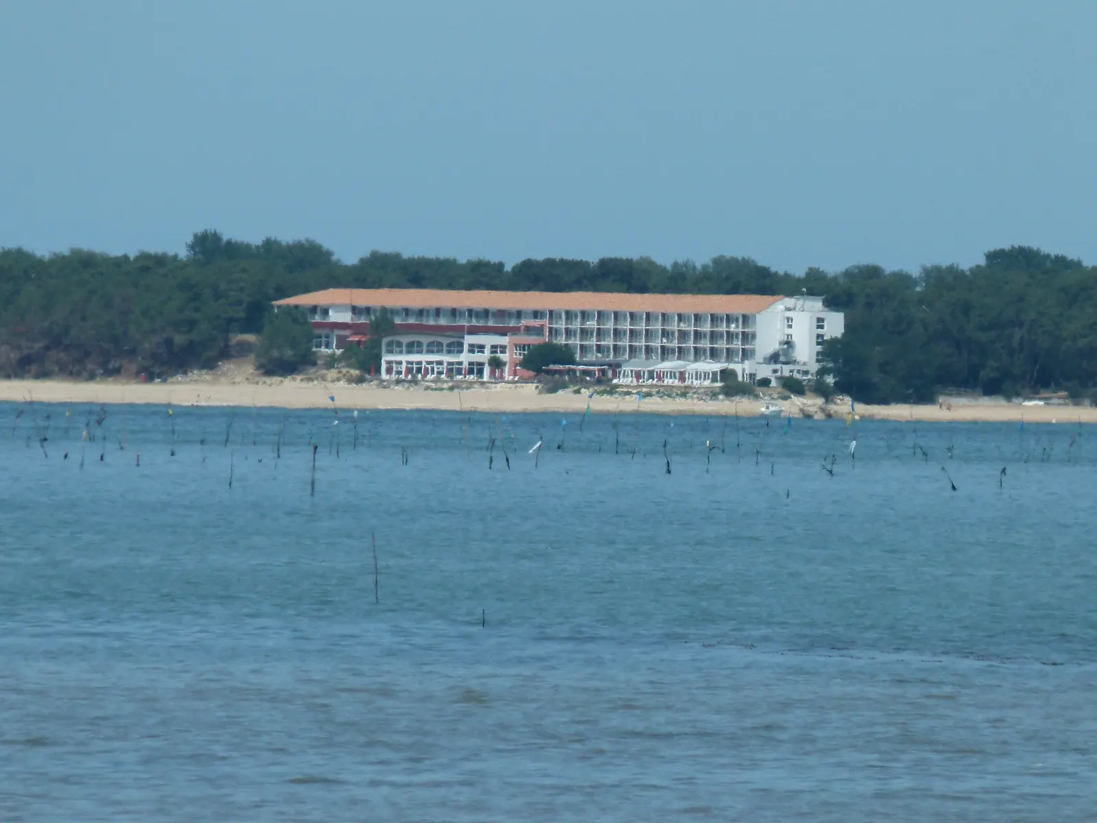 Bâtiment blanc d'un centre de thalassothérapie en bord de plage à Saint-Trojan-les-Bains, sur l'île d'Oléron, vu depuis la mer