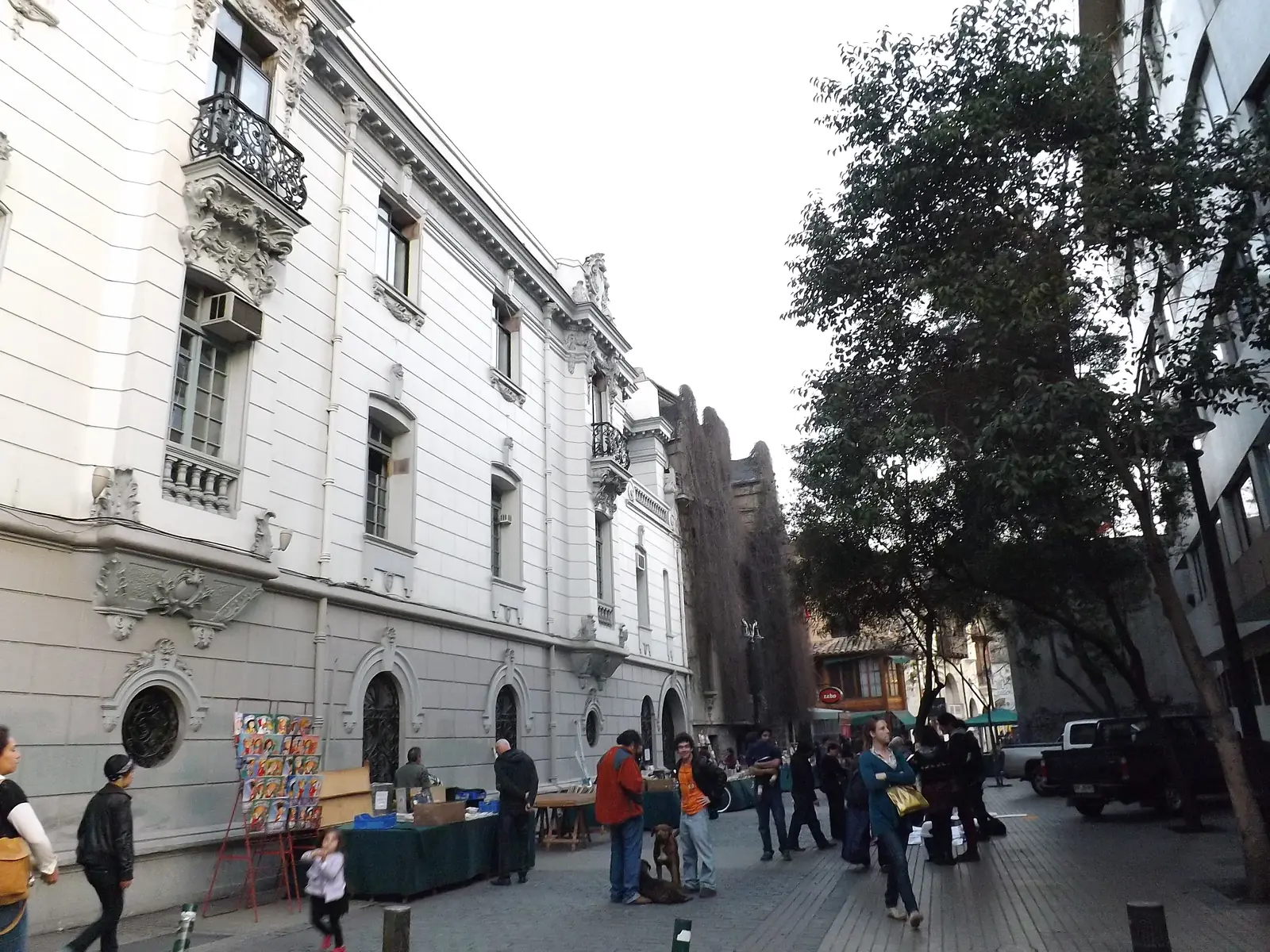 Une rue du quartier Lastarria à Santiago, façades anciennes et stands d'artisans sur le trottoir