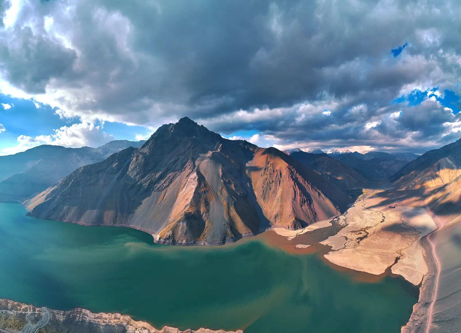 Le lac de barrage turquoise d'El Yeso entouré de montagnes arides, dans le Cajón del Maipo