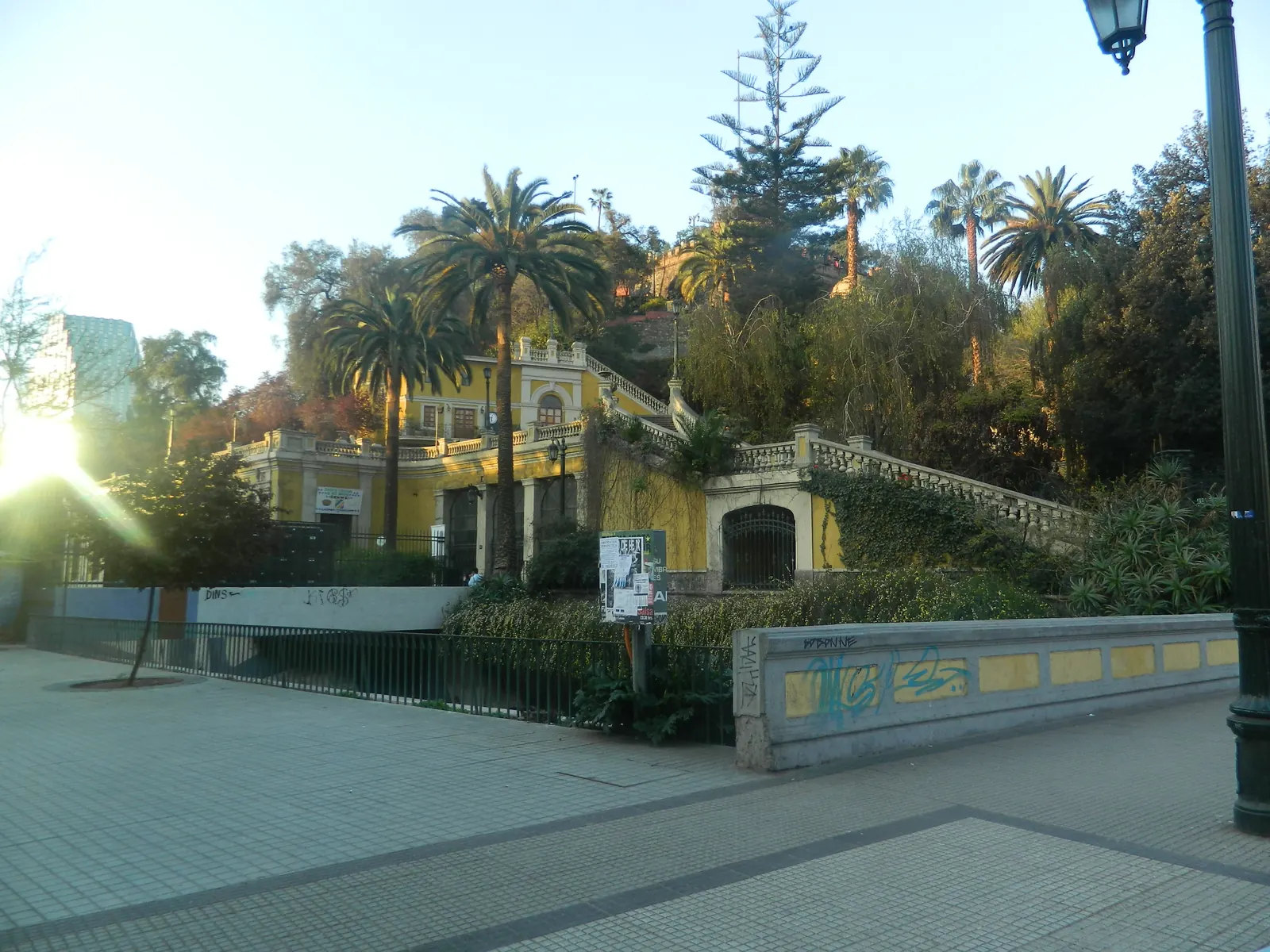 Les jardins, les palmiers et la façade jaune au pied du cerro Santa Lucía, à Santiago