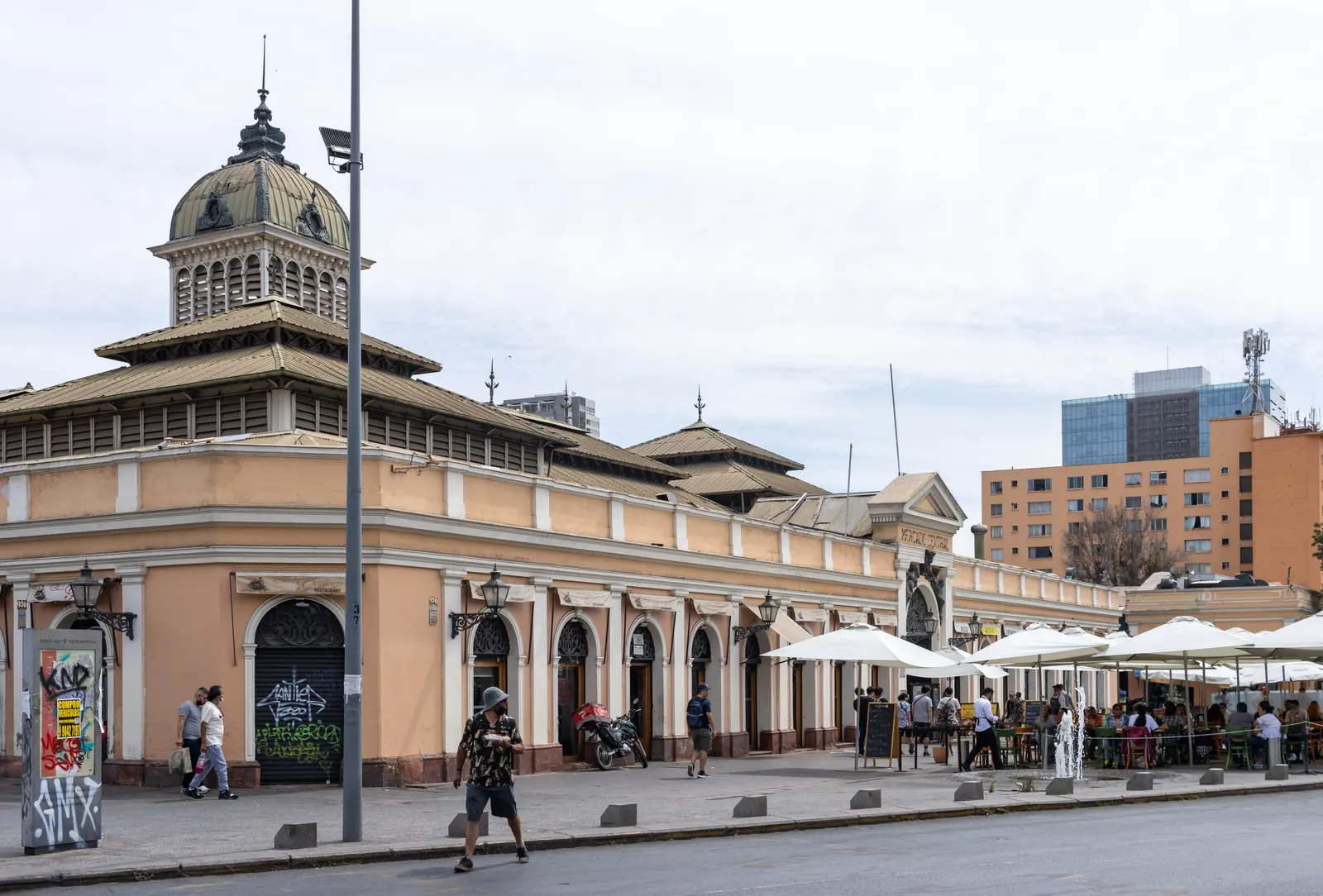 La façade du Mercado Central de Santiago, avec sa tour centrale et ses terrasses de restaurants