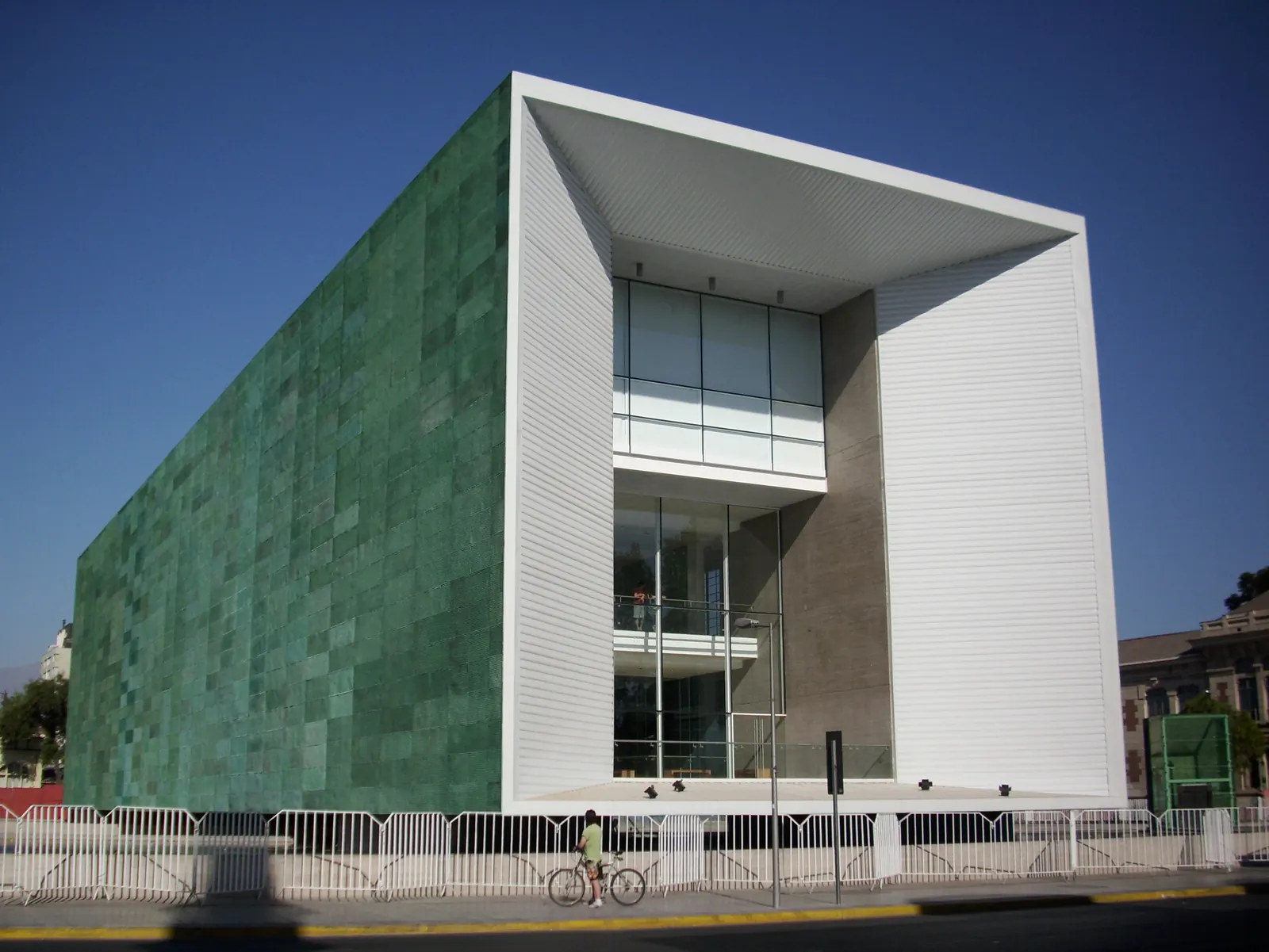 Le bâtiment du musée de la Mémoire et des Droits de l'homme à Santiago, façade vitrée encadrée de panneaux verts