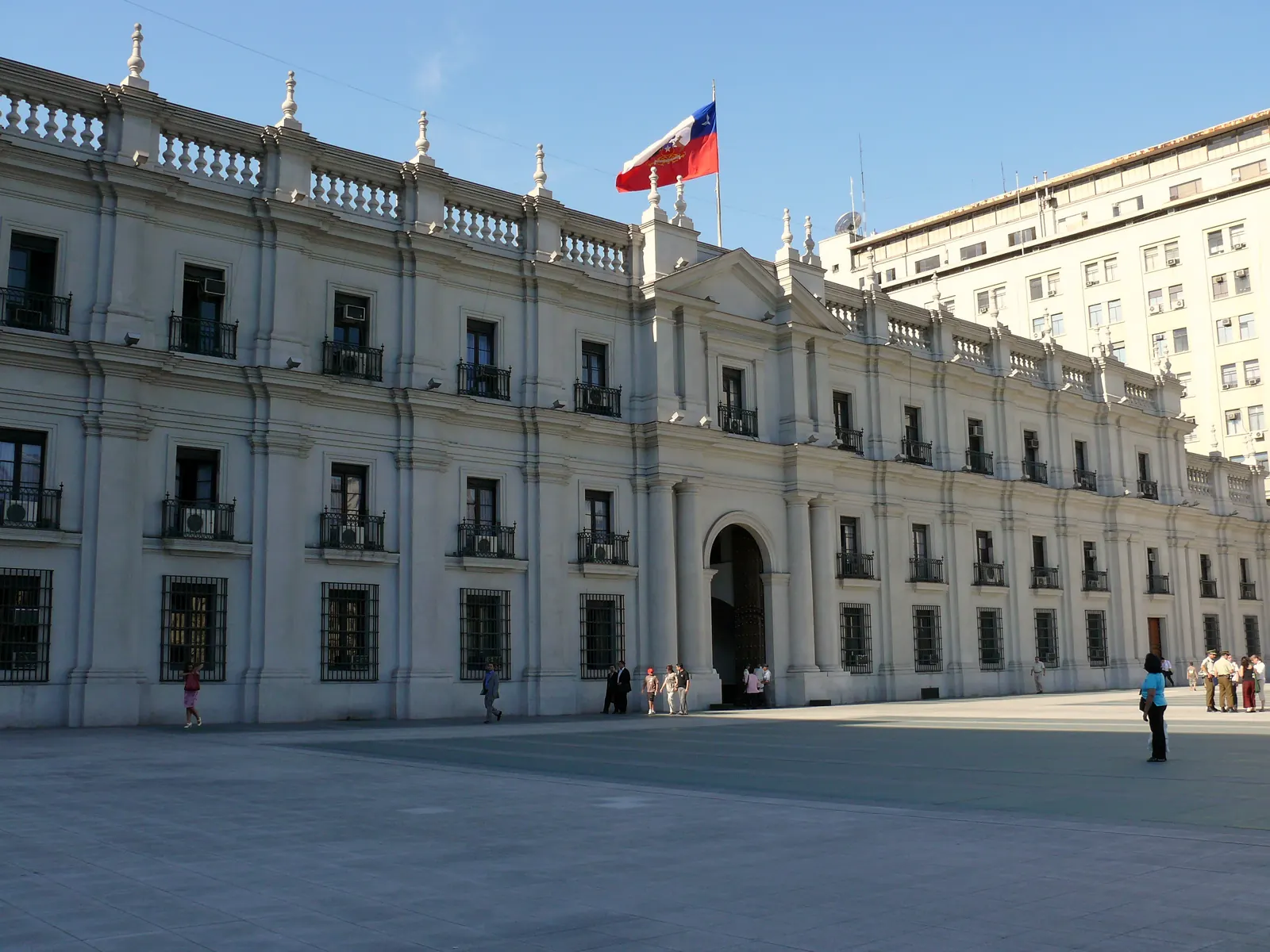 La façade néoclassique blanche du palais de La Moneda à Santiago, drapeau chilien au sommet