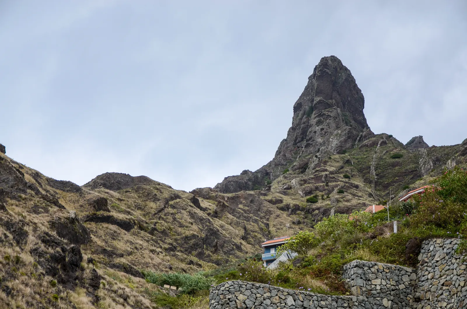 Un piton rocheux au milieu des crêtes et de la végétation du massif d'Anaga à Tenerife