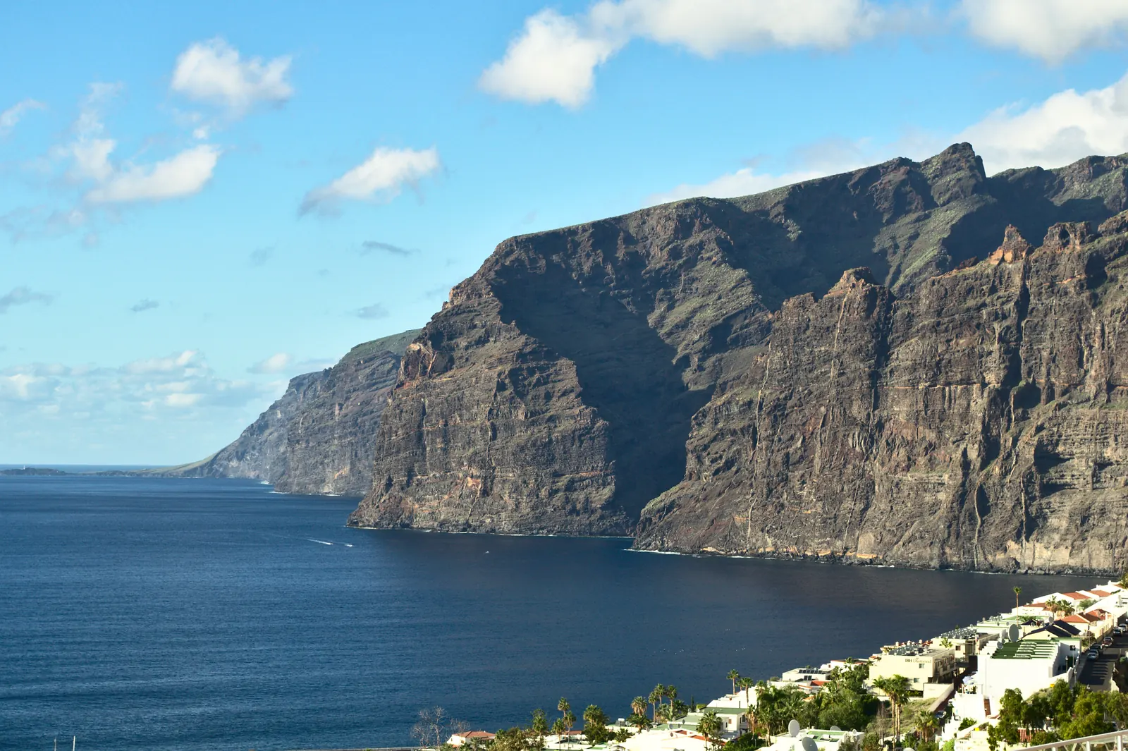 Les falaises de Los Gigantes plongeant à pic dans l'océan Atlantique à Tenerife
