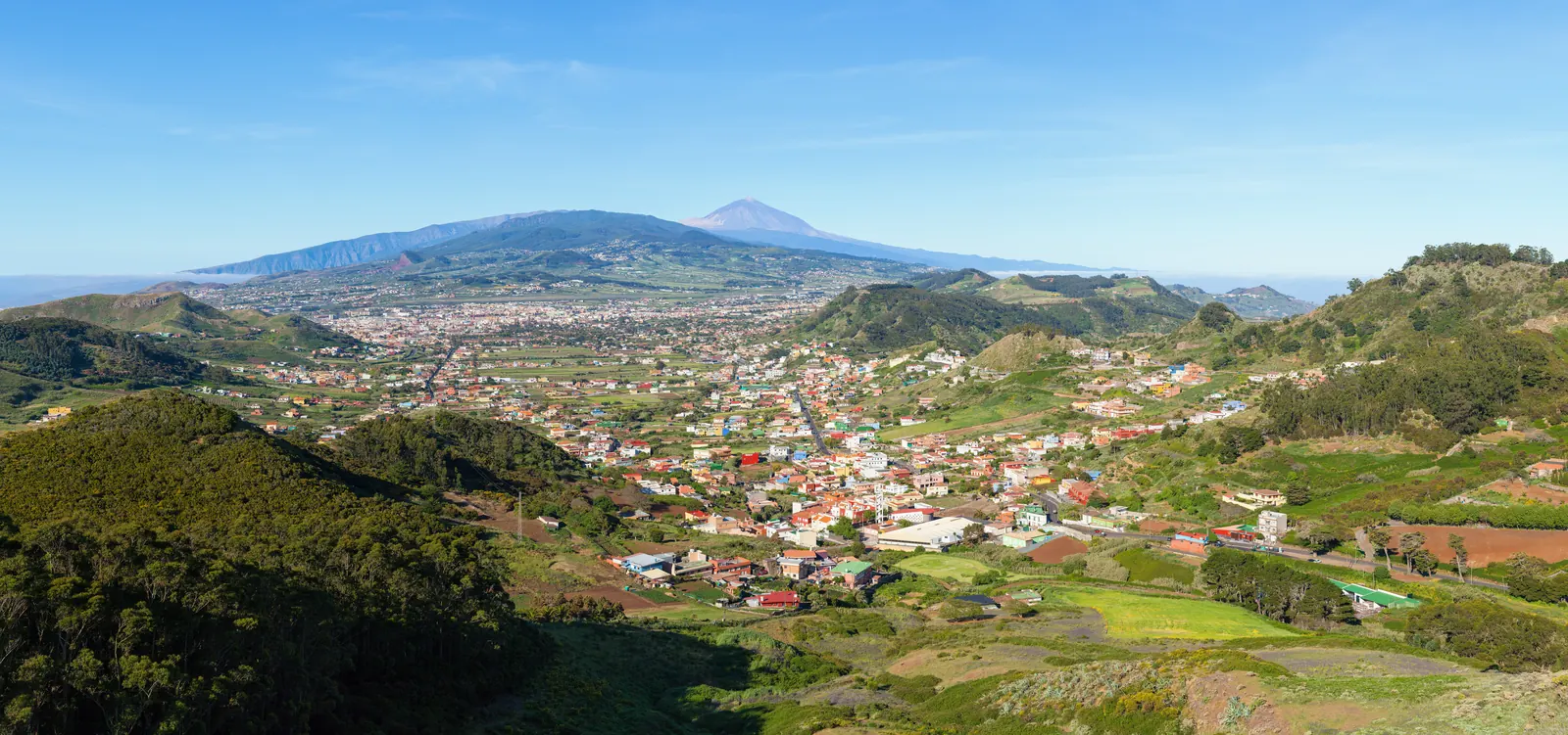 Vue panoramique sur San Cristóbal de La Laguna et ses environs, avec le Teide à l'horizon